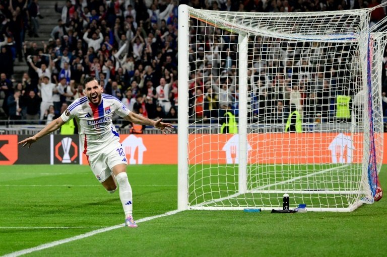 Rayan Cherki (C) célèbre son but en quart de finale de la Ligue Europa contre Manchester United. AFP