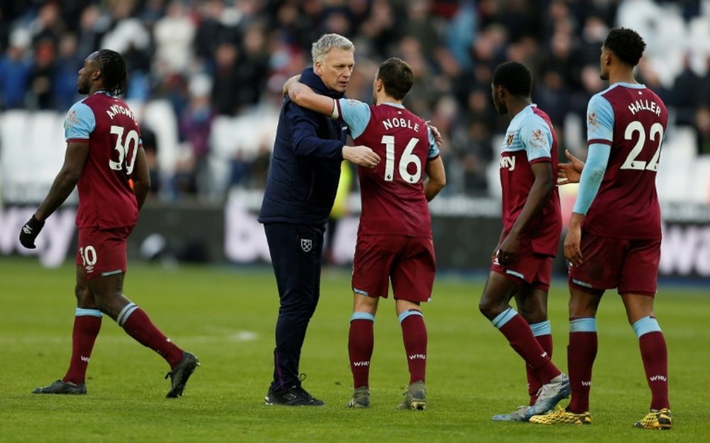 L'entraîneur de West Ham David Moyes salue ses joueurs. AFP