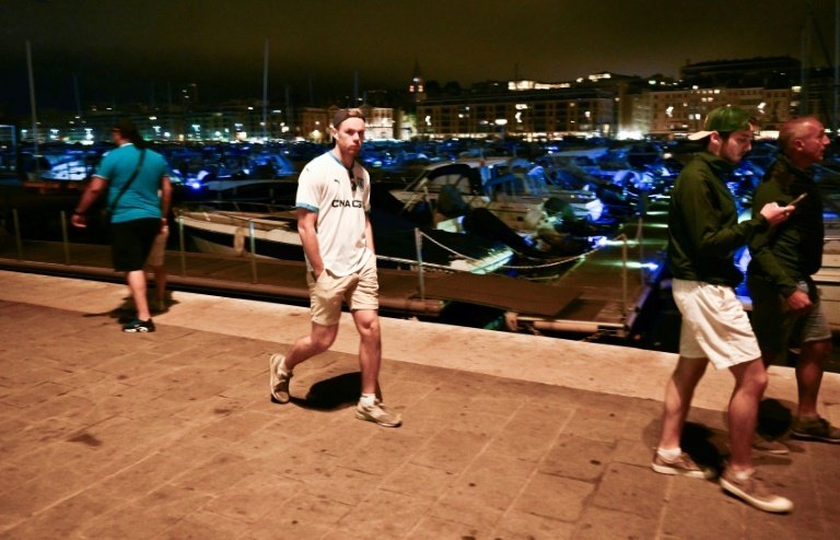Un supporter de l'Olympique de Marseille sur le Vieux Port au moment de la finale. AFP