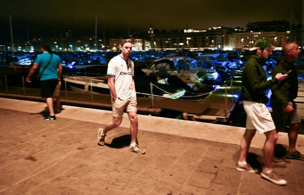Un supporter de l'Olympique de Marseille sur le Vieux Port au moment de la finale. AFP