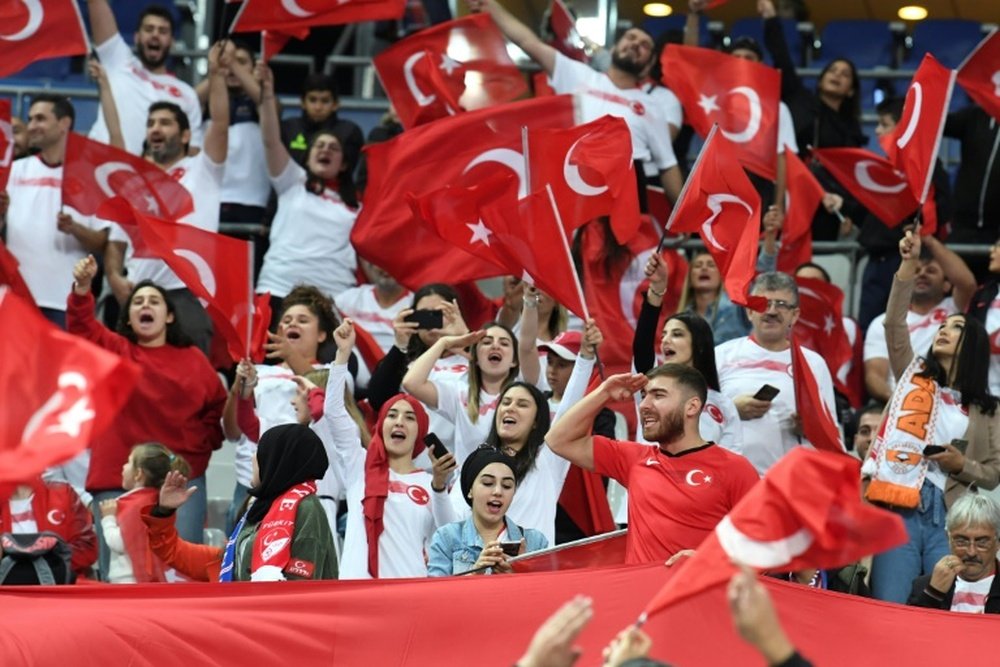 La Marseillaise applaudie par les supporters turcs. AFP