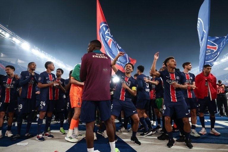 Les joueurs du Paris Saint-Germain fêtent leur titre de champions de France. AFP