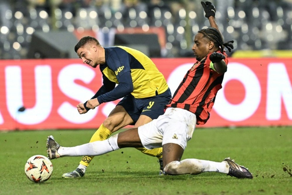Le capitaine niçois Pablo Rosario tente de stopper Ivanovic. AFP