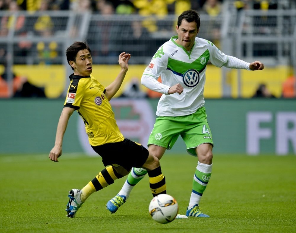 Le défenseur de Wolfsburg Marcel Schaefer à la lutte avec le milieu de Dortmund Shinji Kagawa. AFP