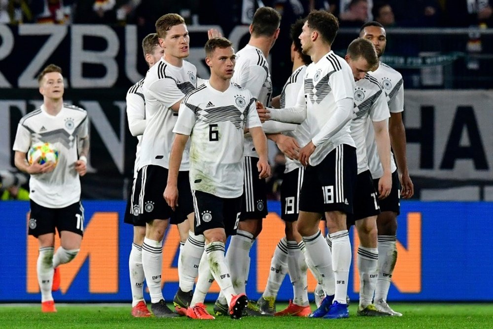 Les Allemands se congratulent après le but de Leon Goretzka. AFP