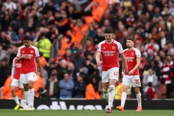 La course au titre a connu un développement inattendu avec les glissades d'Arsenal et de Liverpool, battus respectivement 2-0 contre Aston Villa et 1-0 contre Crystal Palace, dimanche, pour le plus grand bonheur de Manchester City, leader à six journées de la fin.