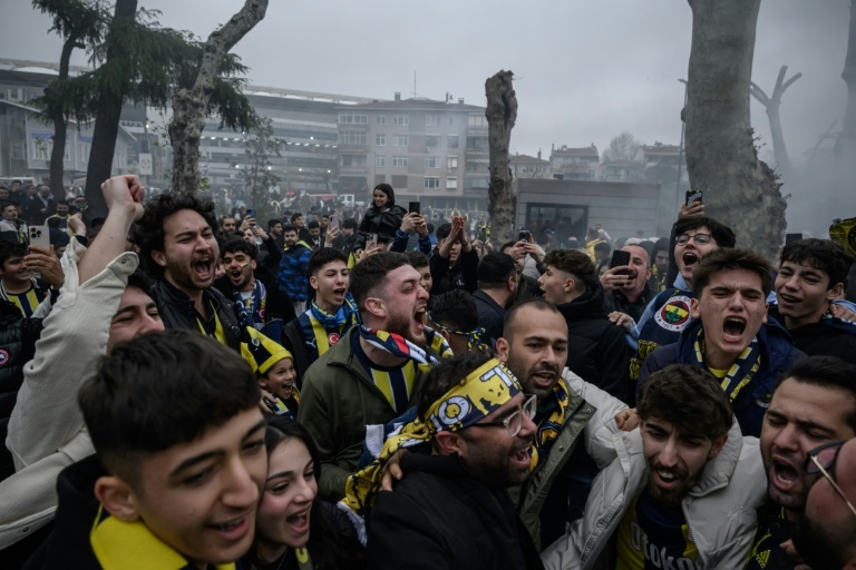 Bouchons d'oreille et antalgiques, plongée dans "l'enfer d'Istanbul"