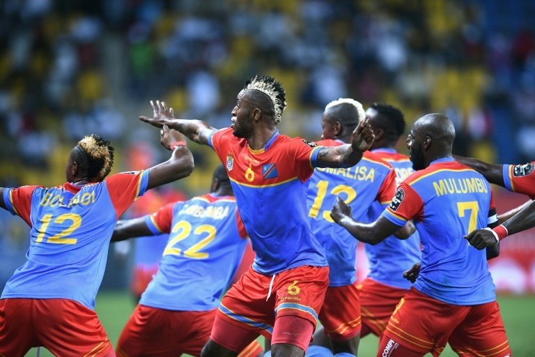 L'attaquant de la RD Congo Junior Kabananga (c) danse le fimbu avec sa sélection. AFP