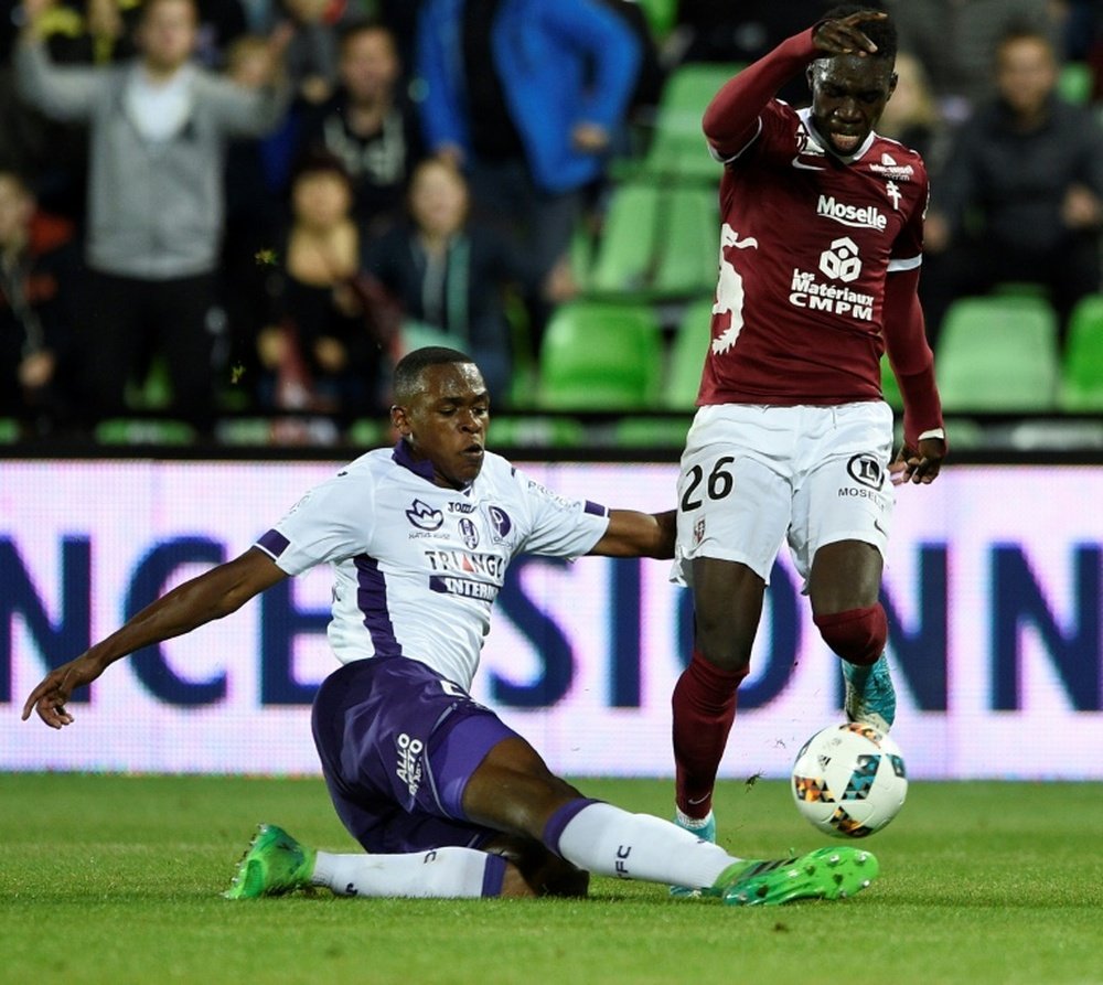 Le défenseur de Toulouse Issa Diop à la lutte avec le Messin Ismaila Sarr à Saint-Symphorien. AFP