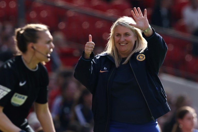 L'équipe féminine de Chelsea a martyrisé Manchester United (6-0) durant l'ultime journée du championnat d'Angleterre, samedi à Old Trafford, pour remporter une cinquième titre consécutif et offrir un départ rêvé à Emma Hayes, son entraîneure emblématique depuis douze ans.