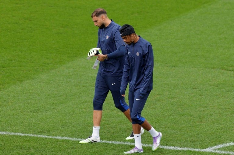 Les Parisiens Gianluigi Donnarumma (à gauche) et Bradley Barcola à l'entraînement. AFP