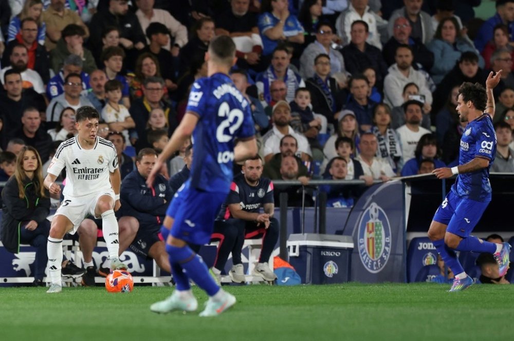 Le milieu turc du Real Madrid Arda Güler (g) auteur du but de la victoire à Getafe. AFP
