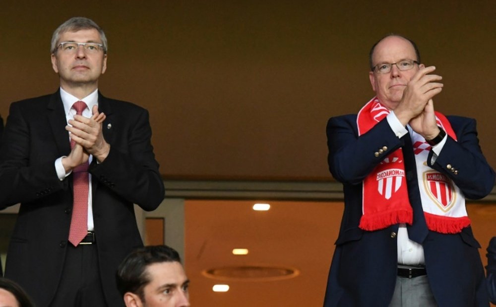 Dimitri Rybolovlev (g) et le Prince Albert II lors de la victoire à domicile sur Lille. AFP