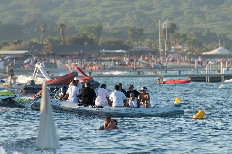 La nouvelle recrue du PSG, la star brésilienne Neymar (d), quitte la plage de Ramatuelle. AFP