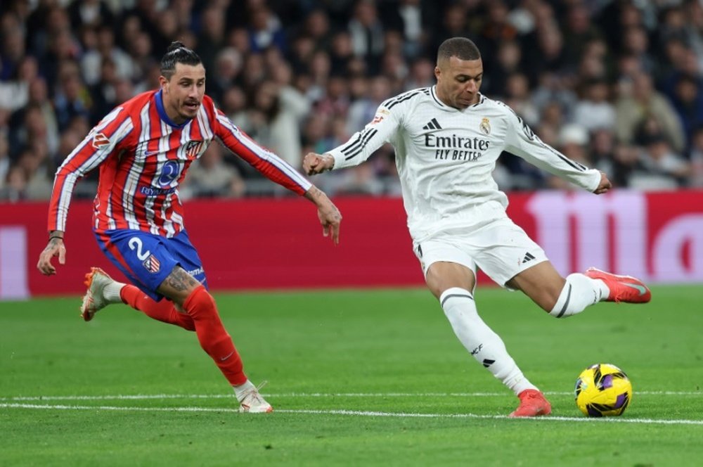 Kylian Mbappé et José Gimenez lors du derby. AFP