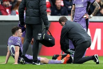 L'ailier portugais Diogo Jota, blessé à une jambe, a été évacué sur civière lors du déplacement du leader Liverpool à Brentford, samedi en championnat d'Angleterre.