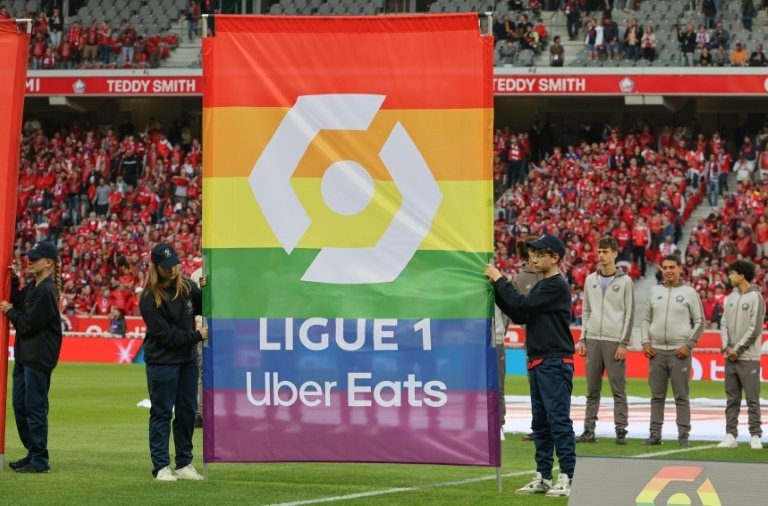La ministre des Sports Amélie Oudéa-Castera a demandé "les sanctions les plus fermes" contre le joueur de l'AS Monaco Mohamed Camara et son club pour avoir masqué avec des straps le logo contre l'homophobie floqué sur son maillot lors de la rencontre de Ligue 1 contre Nantes.