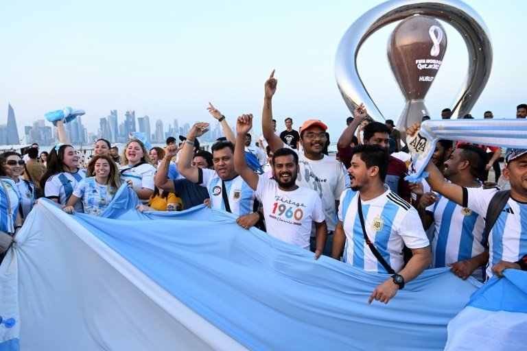 À Doha, les fans de l'Argentine rêvent de victoire pour Messi. afp