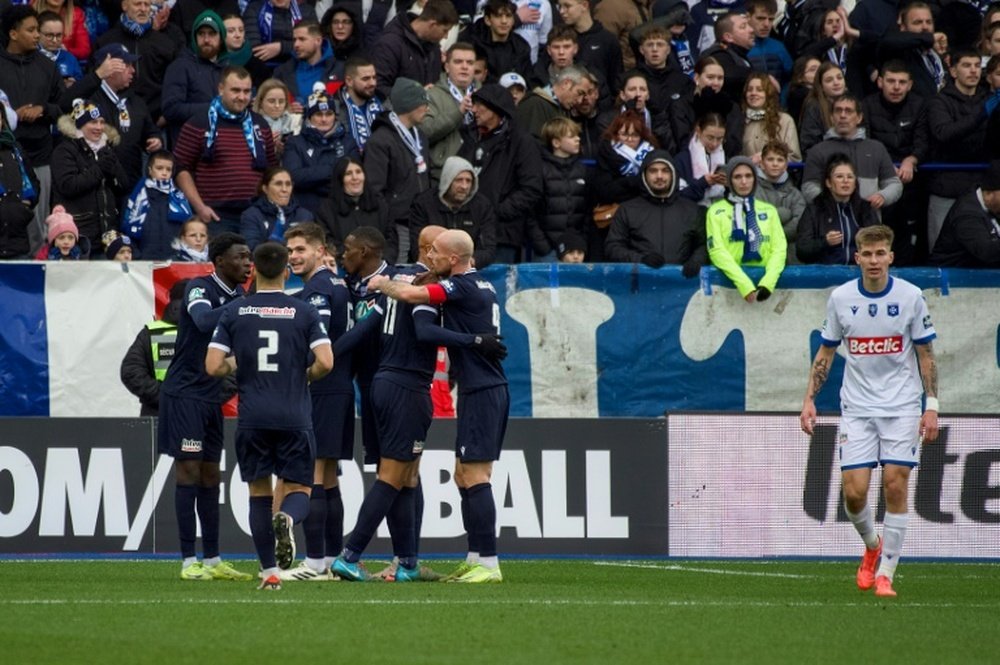 Les joueurs de Dunkerque se congratulent. AFP