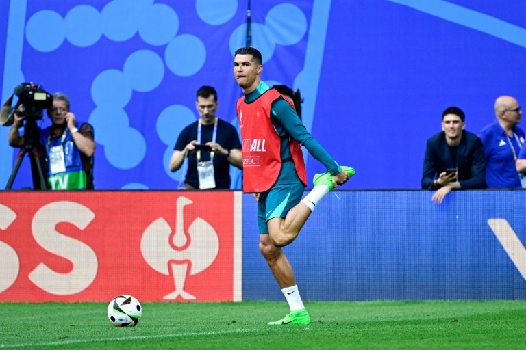 Le Portugal de Cristiano Ronaldo, qui dispute son sixième Euro, est le dernier grand à entrer en lice, mardi à Leipzig face à la République tchèque (21h00), au moment où un autre favori, la France, s'inquiète pour le nez de sa superstar Kylian Mbappé.