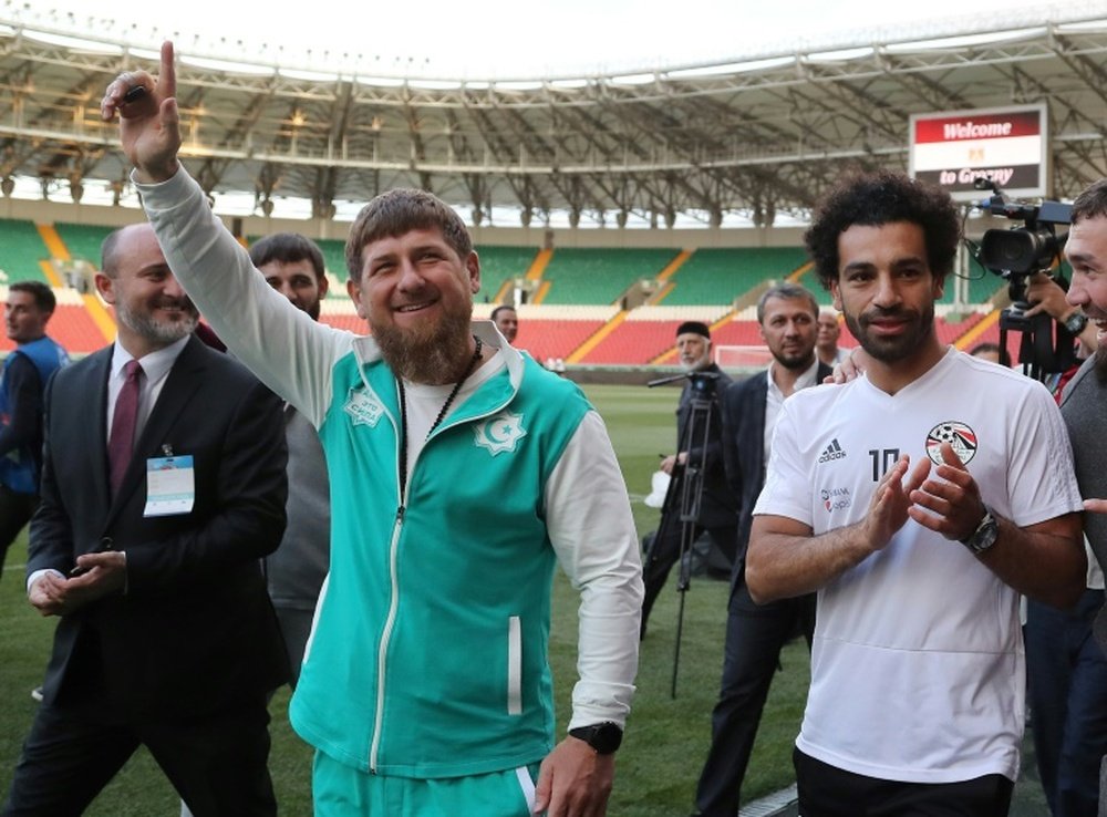 Salah (à droite) avec le dirigeant tchétchène Ramzan Kadyrov. AFP
