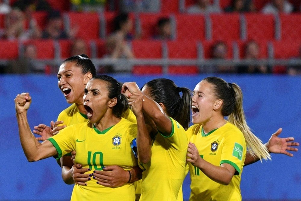 Marta (g) est congratulée par ses coéquipières après avoir inscrit un but contre l'Italie. AFP