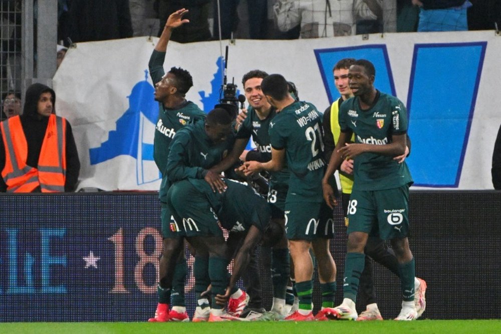 Les Lensois se congratulent après le but sur le fil. AFP