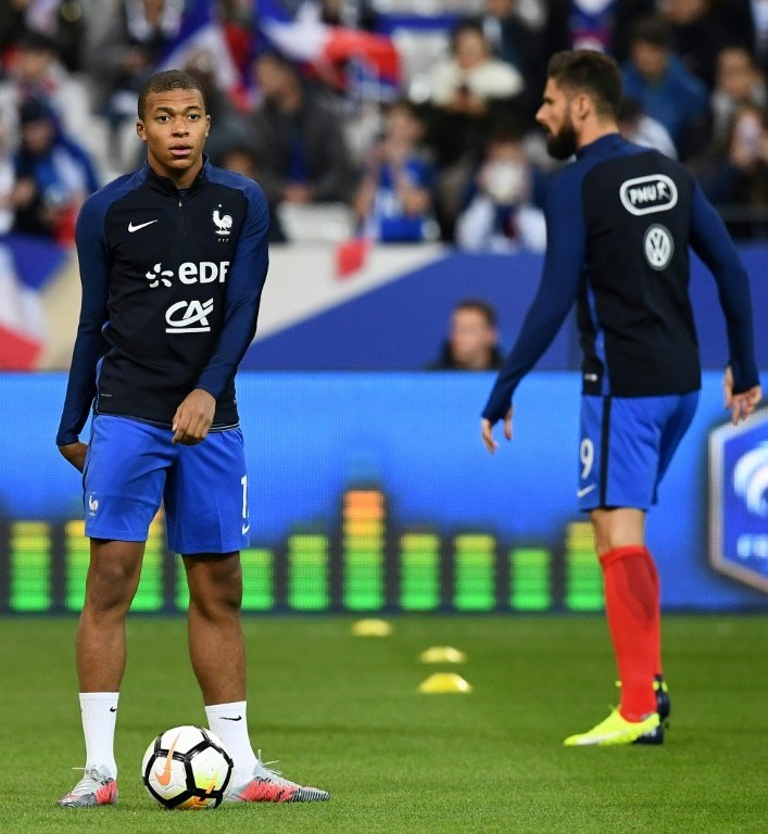 Les attaquants des Bleus Kylian Mbappé et Olivier Giroud avant le match contre la Biélorussie. AFP