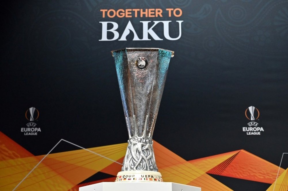 Le trophée de la Ligue Europa exposé lors du tirage au sort des 8e de finale aller. AFP