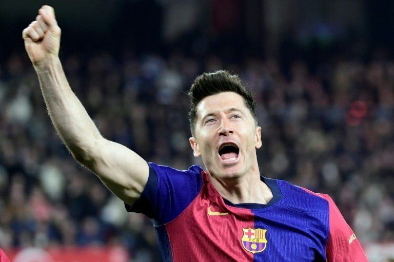 Barcelone dynamite Séville et revient à deux points du Real Madrid