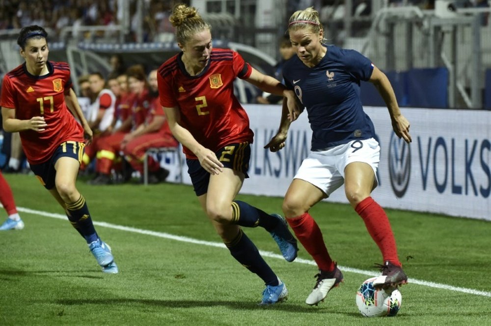 Eugénie Le Sommer (d) buteure lors de la victoire 2-0 sur l'Espagne en match amical. AFP