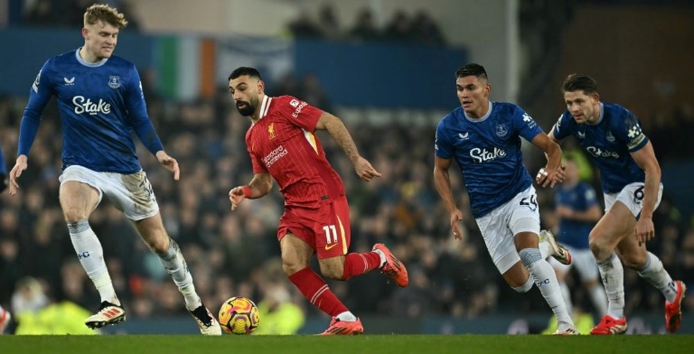 Mohamed Salah, l'attaquant égyptien de Liverpool, au milieu de trois joueurs d'Everton. AFP