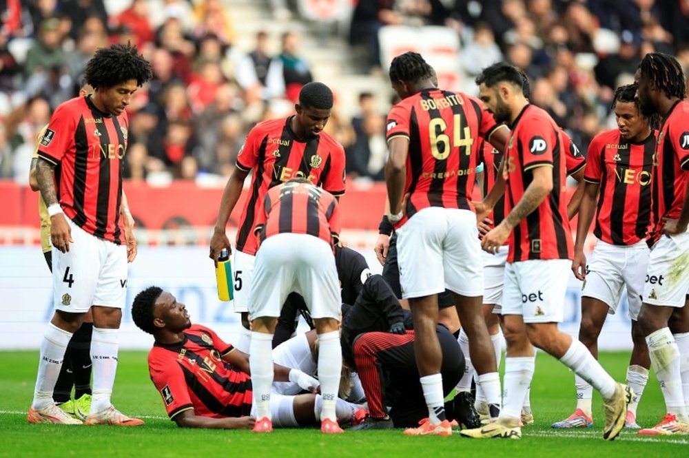 Les Niçois, ici au chevet du défenseur Youssouf Ndayishimiye (au sol), contre Montpellier. AFP
