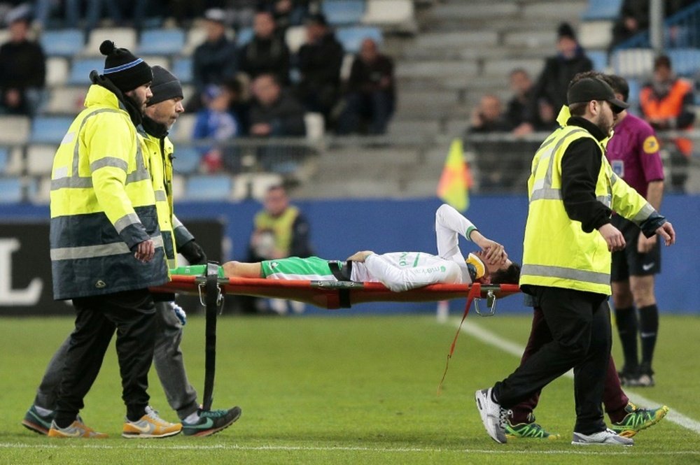 Vincent Pajot évacué sur civière après un choc contre Bastia. AFP