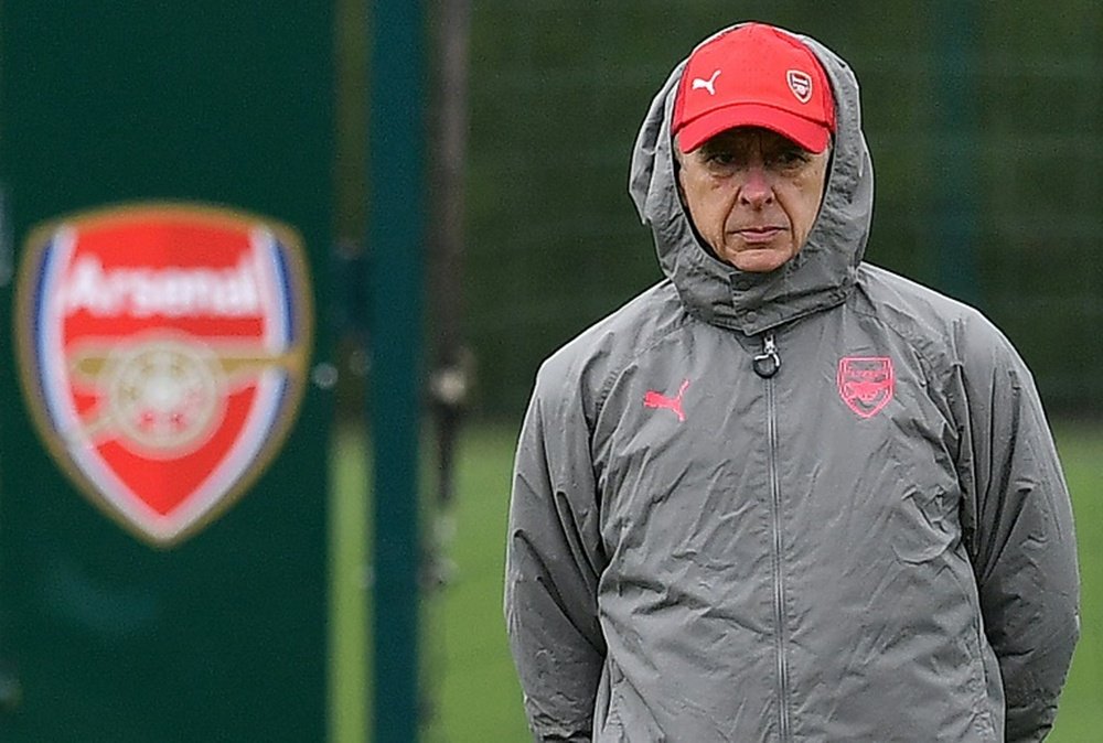 Le technicien d'Arsenal Arsène Wenger dirige une séance d'entraînement. AFP