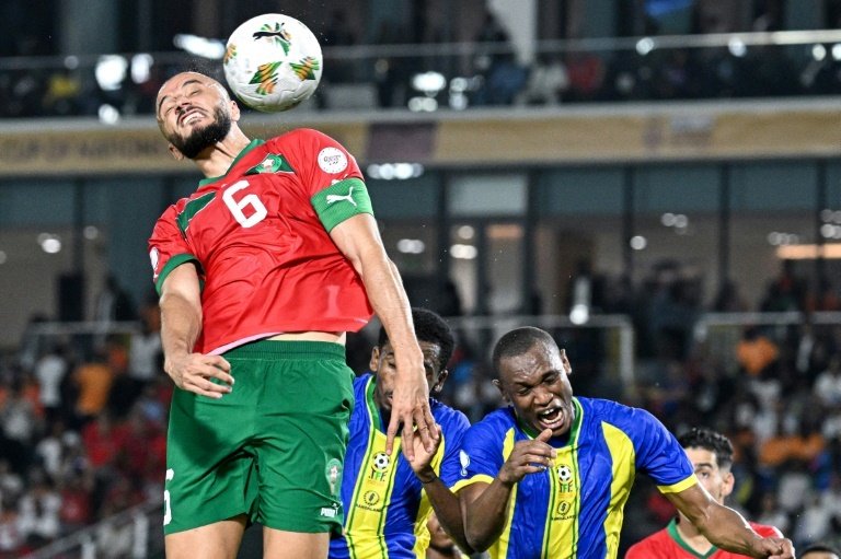 Le Maroc s'est nettement imposé 3 buts à 0 contre la Tanzanie qui a fini à dix, lors du premier match du groupe F de la Coupe d'Afrique des nations, mercredi à San-Pédro en Côte d'Ivoire.