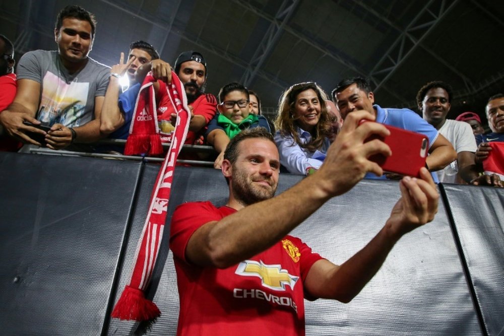 Mata prend des photos avec des supporters après un match de pré-saison contre Club America. AFP