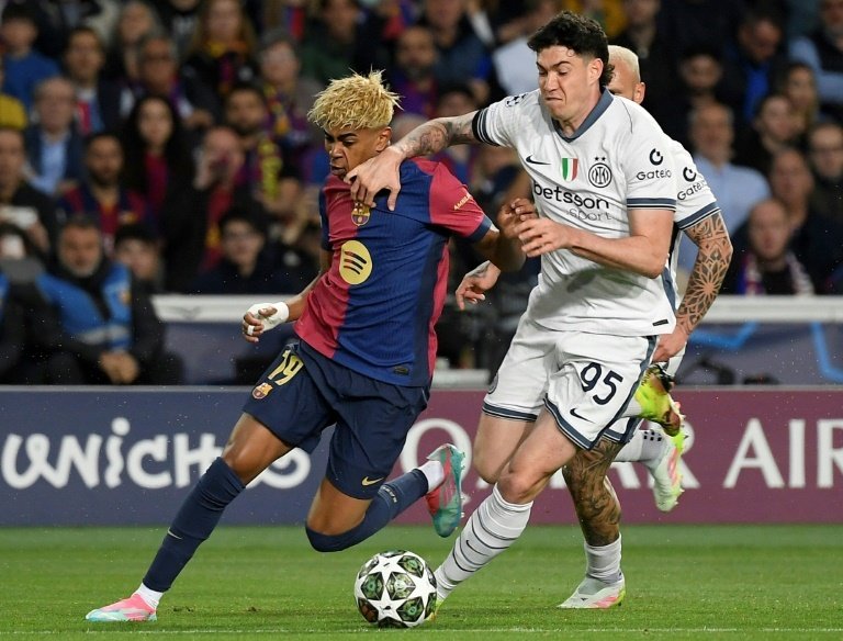 L'attaquant du FC Barcelona Yamal déborde le défenseur de lInter Milan Bastoni. AFP