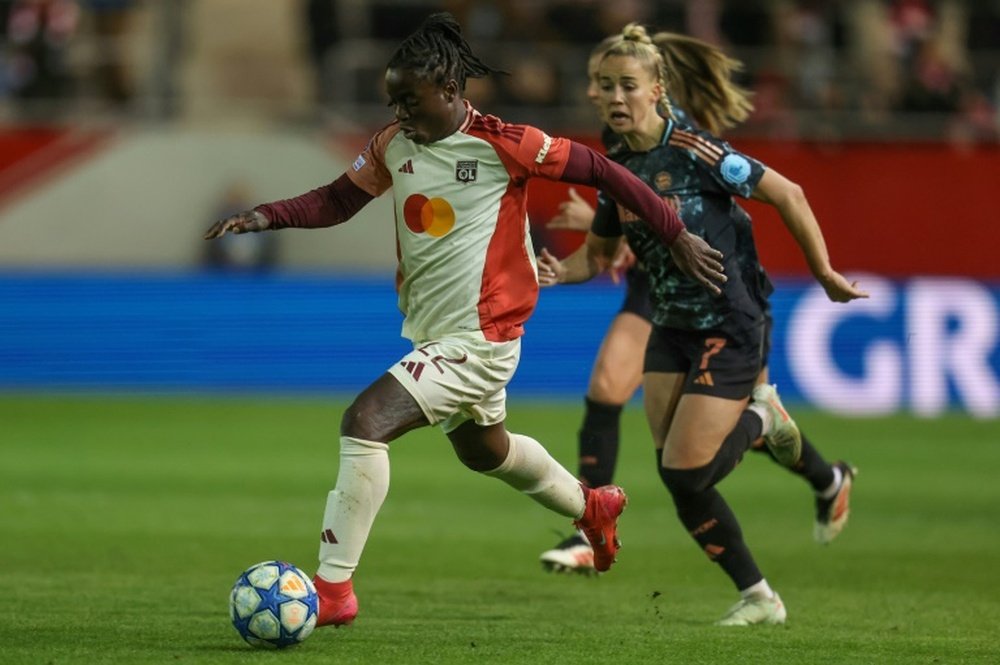 L'attaquante lyonnaise Chawinga prend le meilleur sur l'Allemande Gwinn. AFP