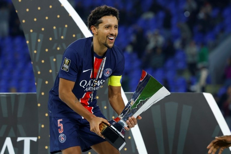 Le capitaine du PSG Marquinhos soulève la coupe du vainqueur du Trophée des champions. AFP