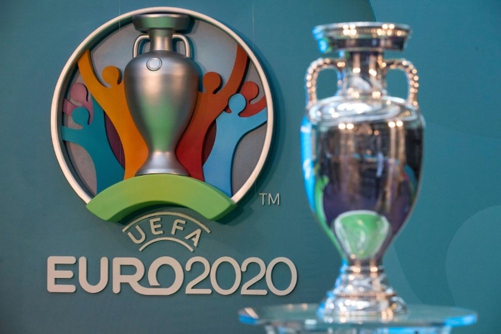 Logo de l'Euro-2020 et de son trophée présentés à Londres. AFP