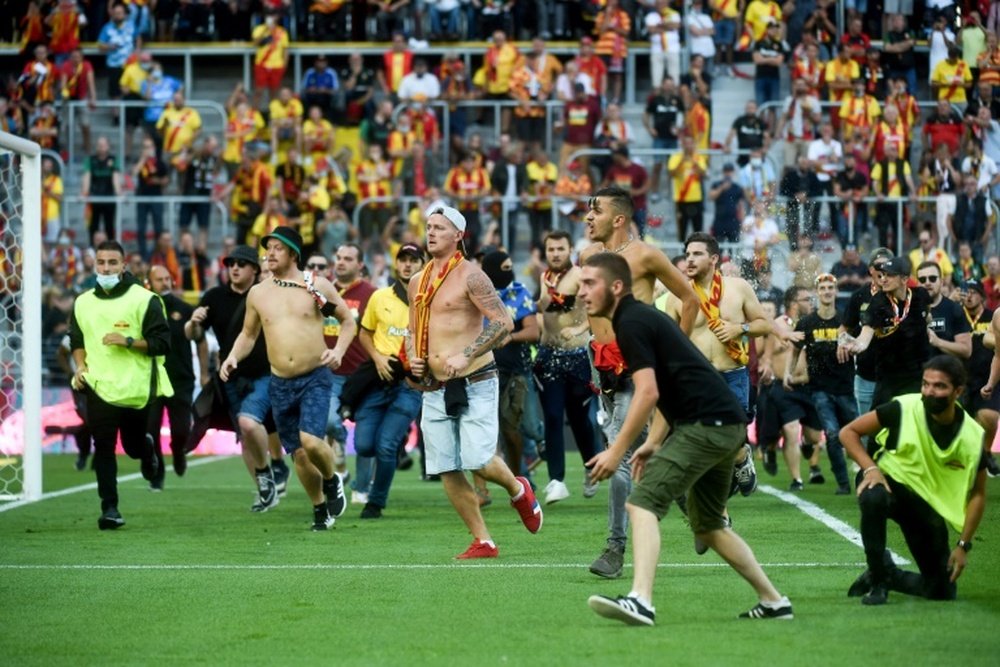 Des supporters de Lens ont pénétré sur le terrain à la mi-temps du derby contre Lille. afp