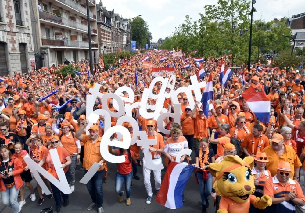 Environ 15.000 supporters néerlandais sont venus à Valenciennes. AFP