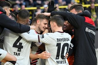 Le Bayer Leverkusen a étrenné son premier titre de champion d'Allemagne dimanche sur la pelouse du Borussia Dortmund avec un 45e match consécutif cette saison sans défaite, un match nul (1-1) arraché sur un nouveau but dans le temps additionnel.