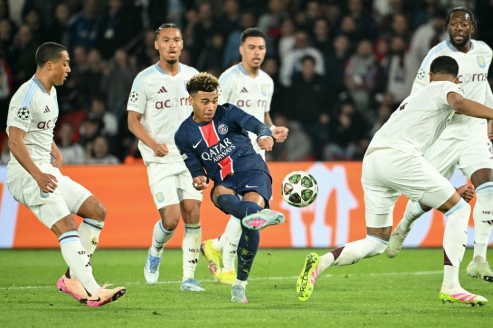 L'attaquant du PSG Desiré Doué tire au mileu de la défense d'Aston Villa. AFP