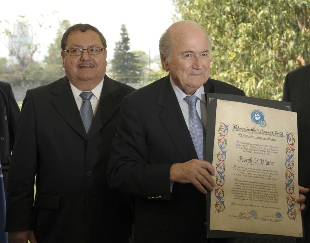 Rafael Salgado (à gauche), alors membre du comité exécutif de la Fifa, à côté de Sepp Blatter. AFP