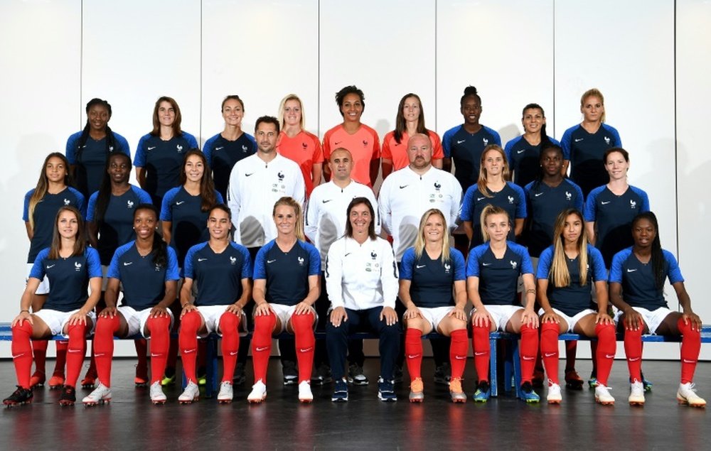 Photo officielle de léquipe de France féminine accompagnées de leurs entraîneurs. AFP