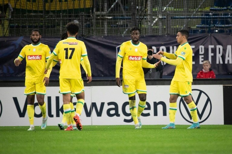 Nantes, vainqueur de la dernière édition de la Coupe de France, a réussi son entrée en lice en s'imposant 2-0 à l'issue d'un match globalement maîtrisé contre les amateurs de Vire (National 3), samedi en 32e de finale.