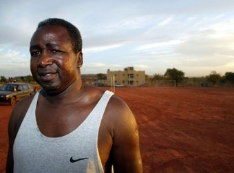 L'attaquant malien Salif Keita, décédé samedi à Bamako à l'âge de 76 ans, a été un buteur prolifique dans les années 1970 et l'un des grands artisans de la domination de Saint-Etienne, le club français dont il inspira l'emblème, la panthère noire.