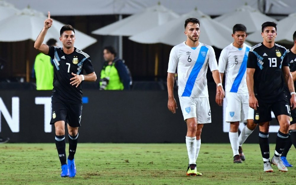 Gonzalo Martinez (c) ouvre le score sur penalty pour l'Argentine. AFP